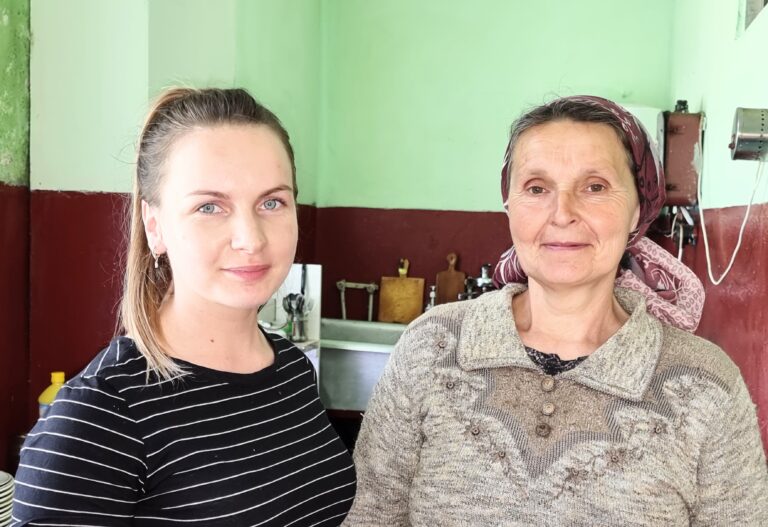 Знайомтесь, пані Марина та пані Ганна, кухарі які готують добро